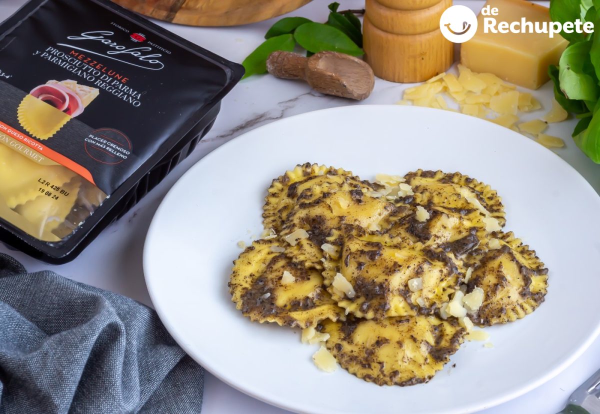 Mezzelune relleno de Prosciutto di Parma y Parmigiano Reggiano con salsa de trufa negra