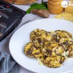 Mezzelune relleno de Prosciutto di Parma y Parmigiano Reggiano con salsa de trufa negra