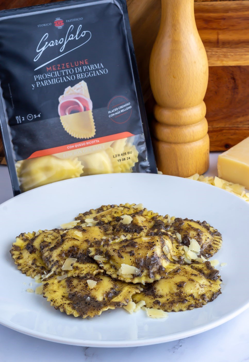 Mezzelune relleno de Prosciutto di Parma y Parmigiano Reggiano con salsa de trufa negra