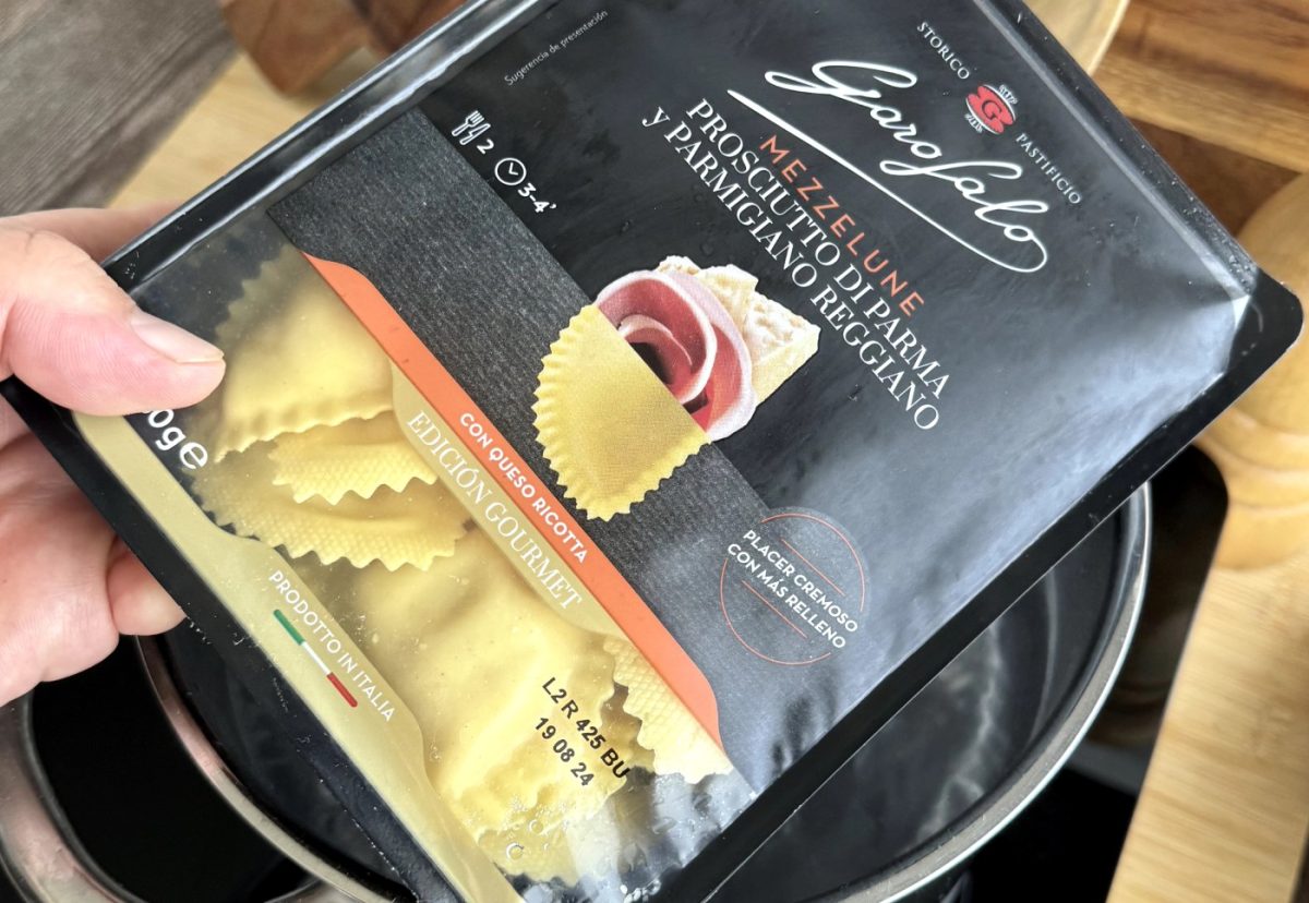 Mezzelune relleno de Prosciutto di Parma y Parmigiano Reggiano con salsa de trufa negra