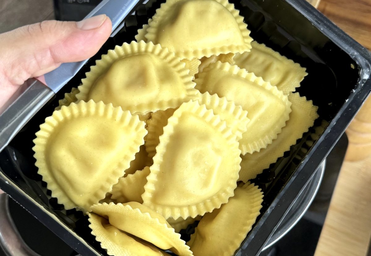 Mezzelune relleno de Prosciutto di Parma y Parmigiano Reggiano con salsa de trufa negra