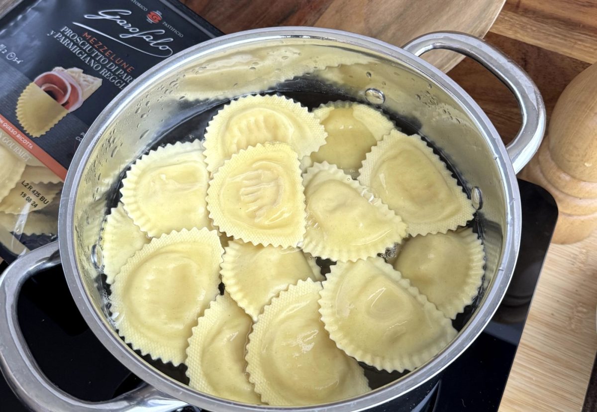 Mezzelune relleno de Prosciutto di Parma y Parmigiano Reggiano con salsa de trufa negra