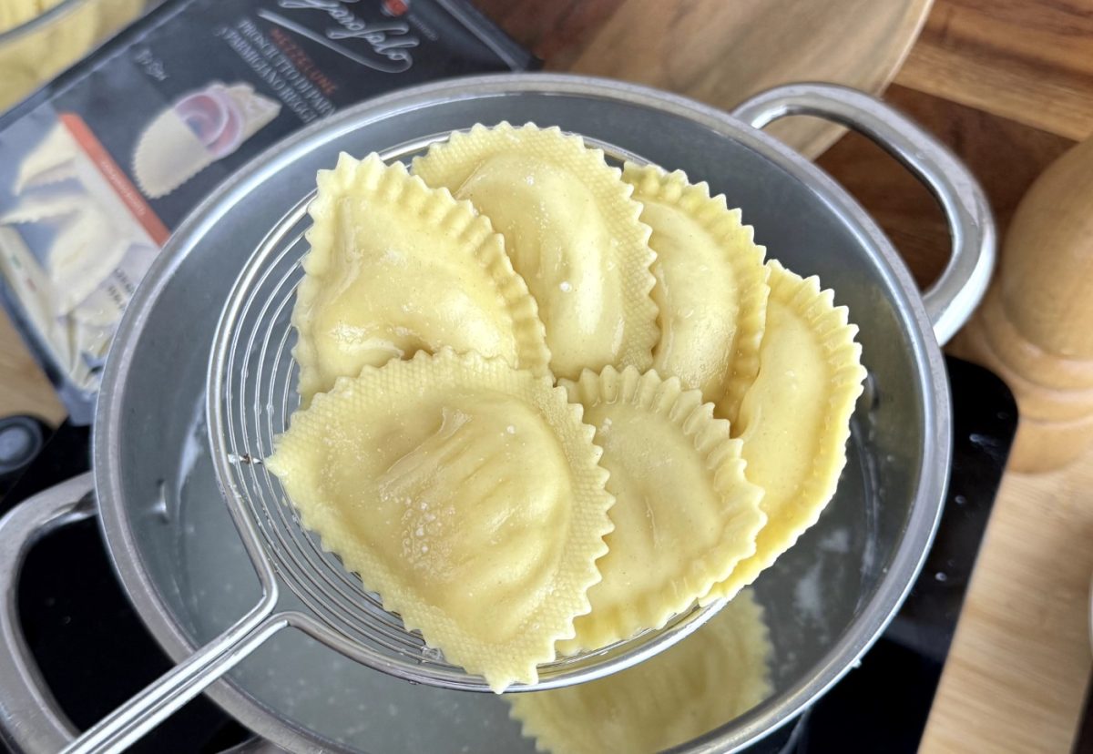 Mezzelune relleno de Prosciutto di Parma y Parmigiano Reggiano con salsa de trufa negra