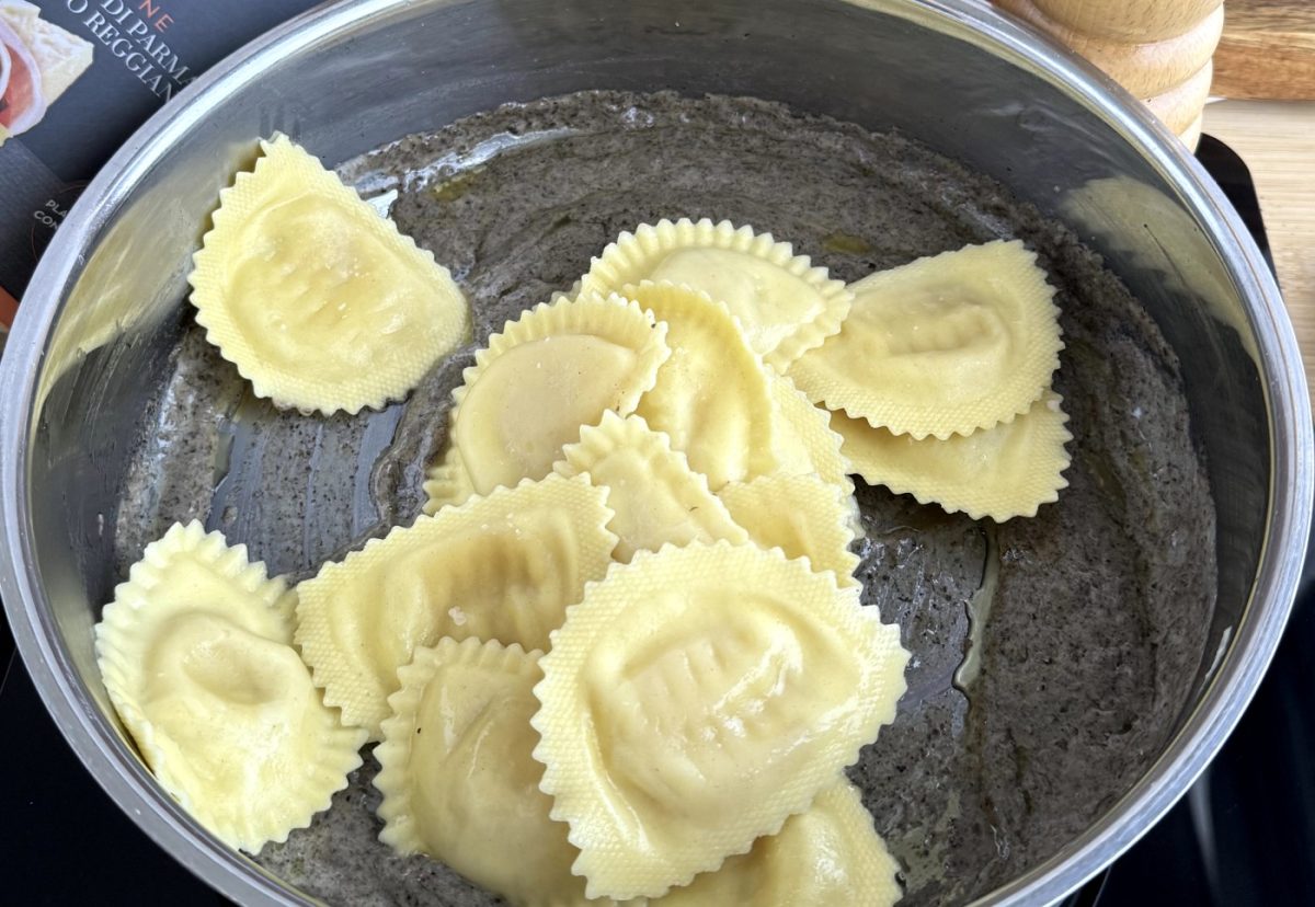 Mezzelune relleno de Prosciutto di Parma y Parmigiano Reggiano con salsa de trufa negra