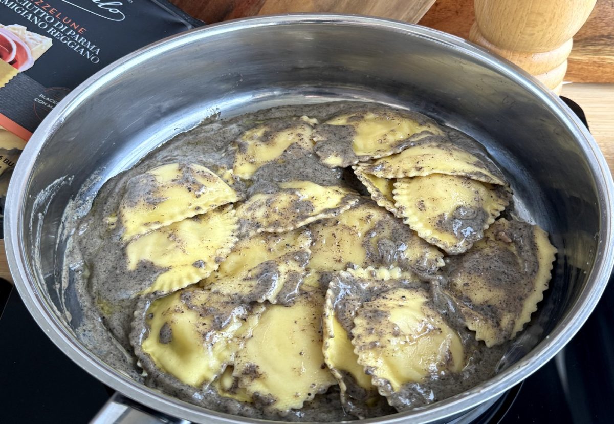 Mezzelune relleno de Prosciutto di Parma y Parmigiano Reggiano con salsa de trufa negra