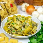 Pasta rigatoni cremosa con pollo y champiñones