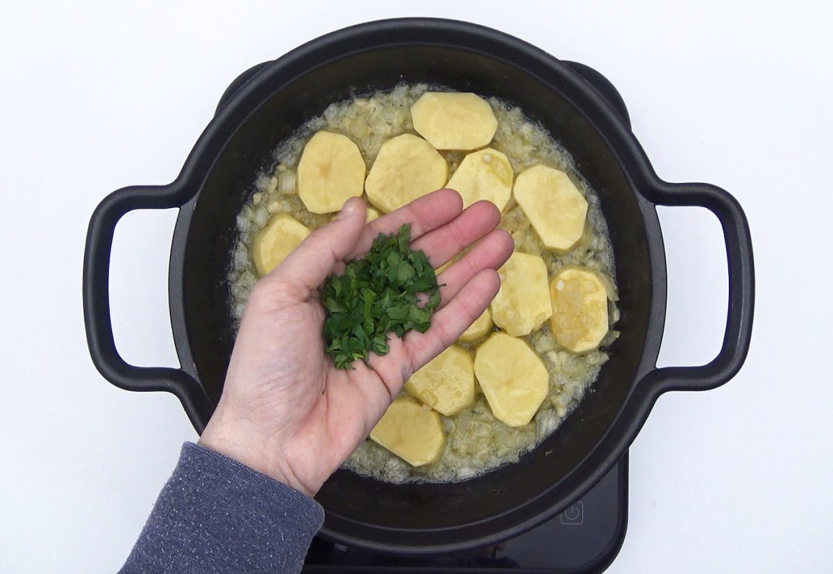 Patatas en salsa verde. Un plato rápido y sencillo de Cantabria