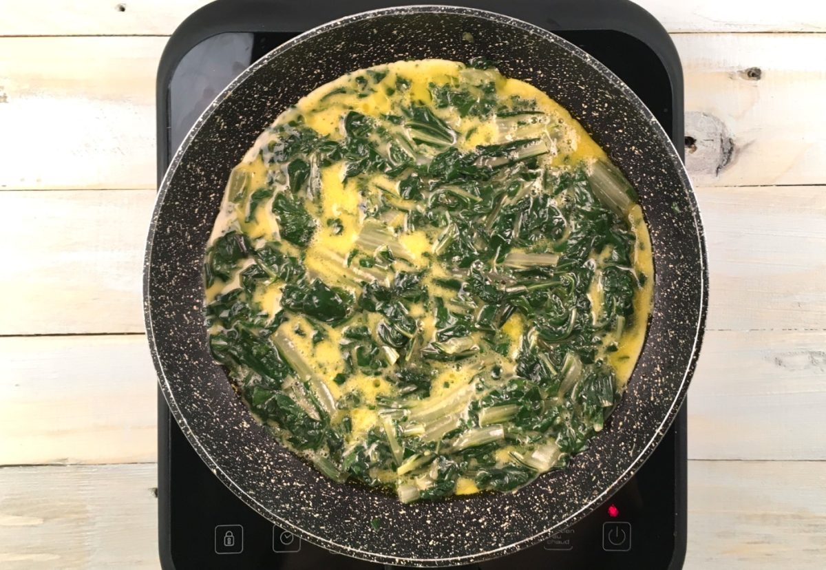 Tortilla de acelgas fácil y saludable: receta paso a paso