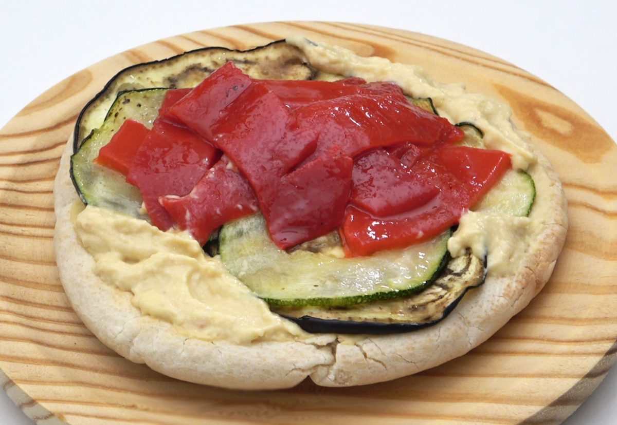 Tosta de hummus y verduras asadas