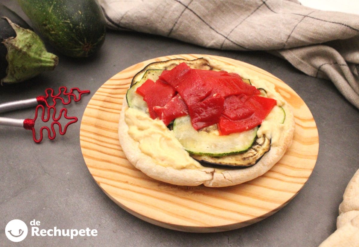 Cómo hacer una tosta de hummus y verduras asadas