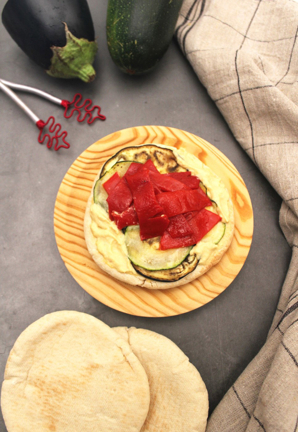 Tosta de hummus y verduras asadas