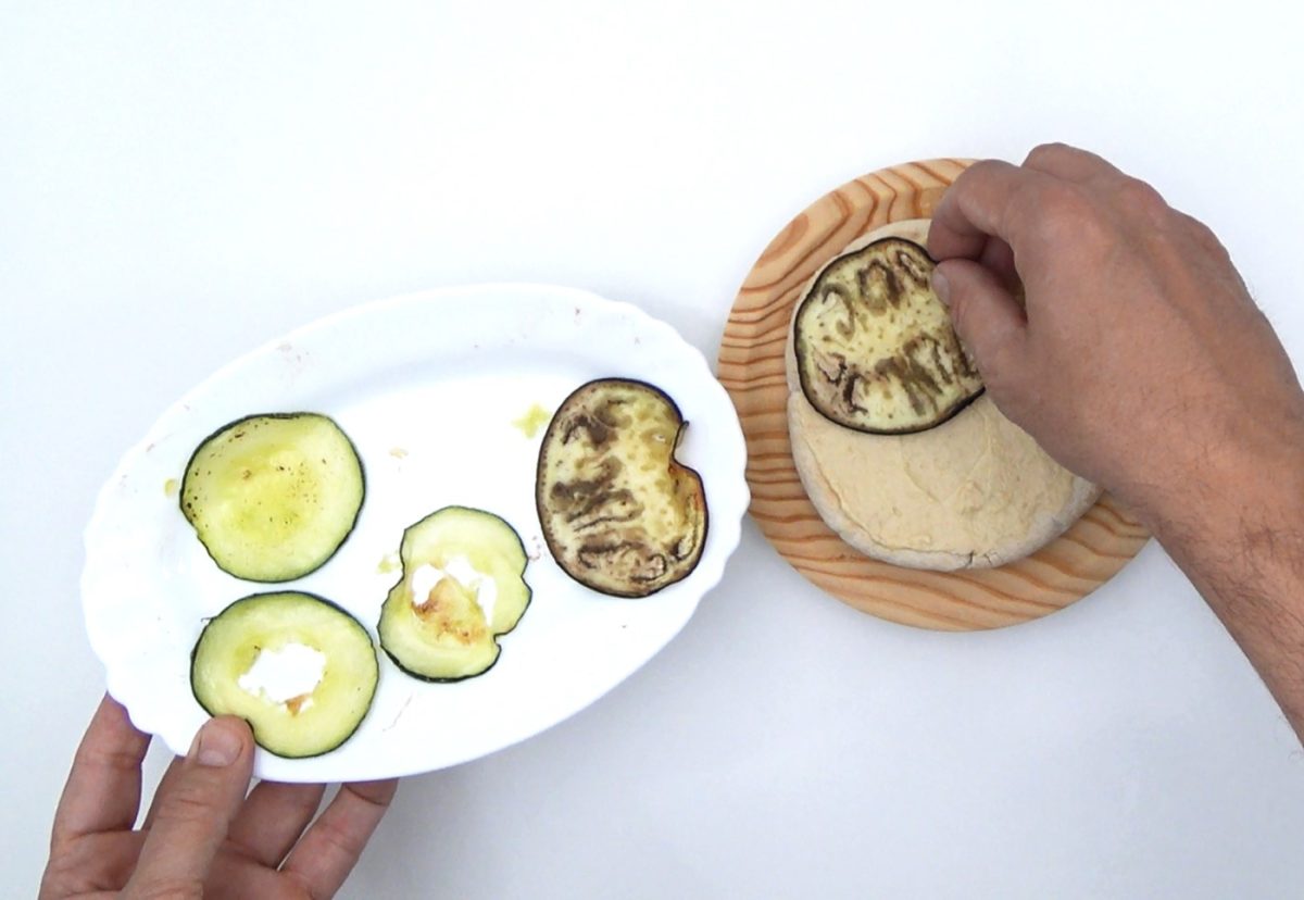 Tosta de hummus y verduras asadas
