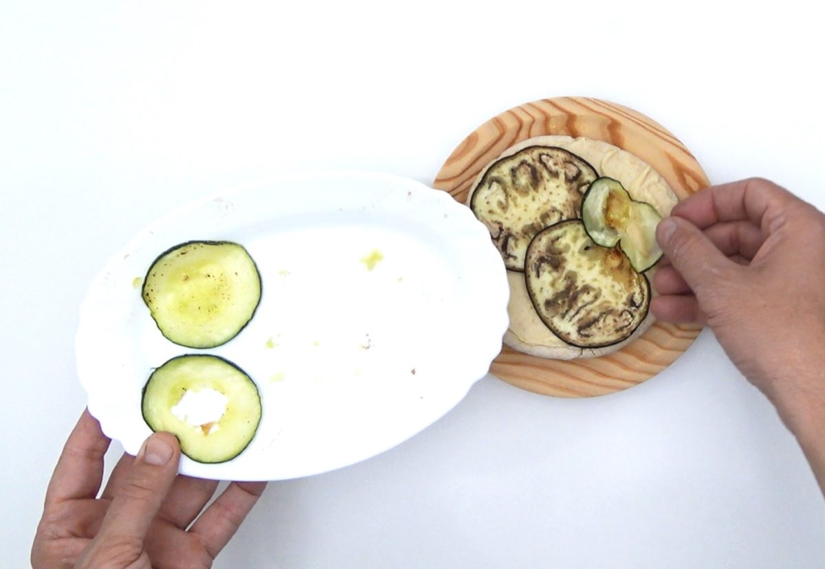 Tosta de hummus y verduras asadas