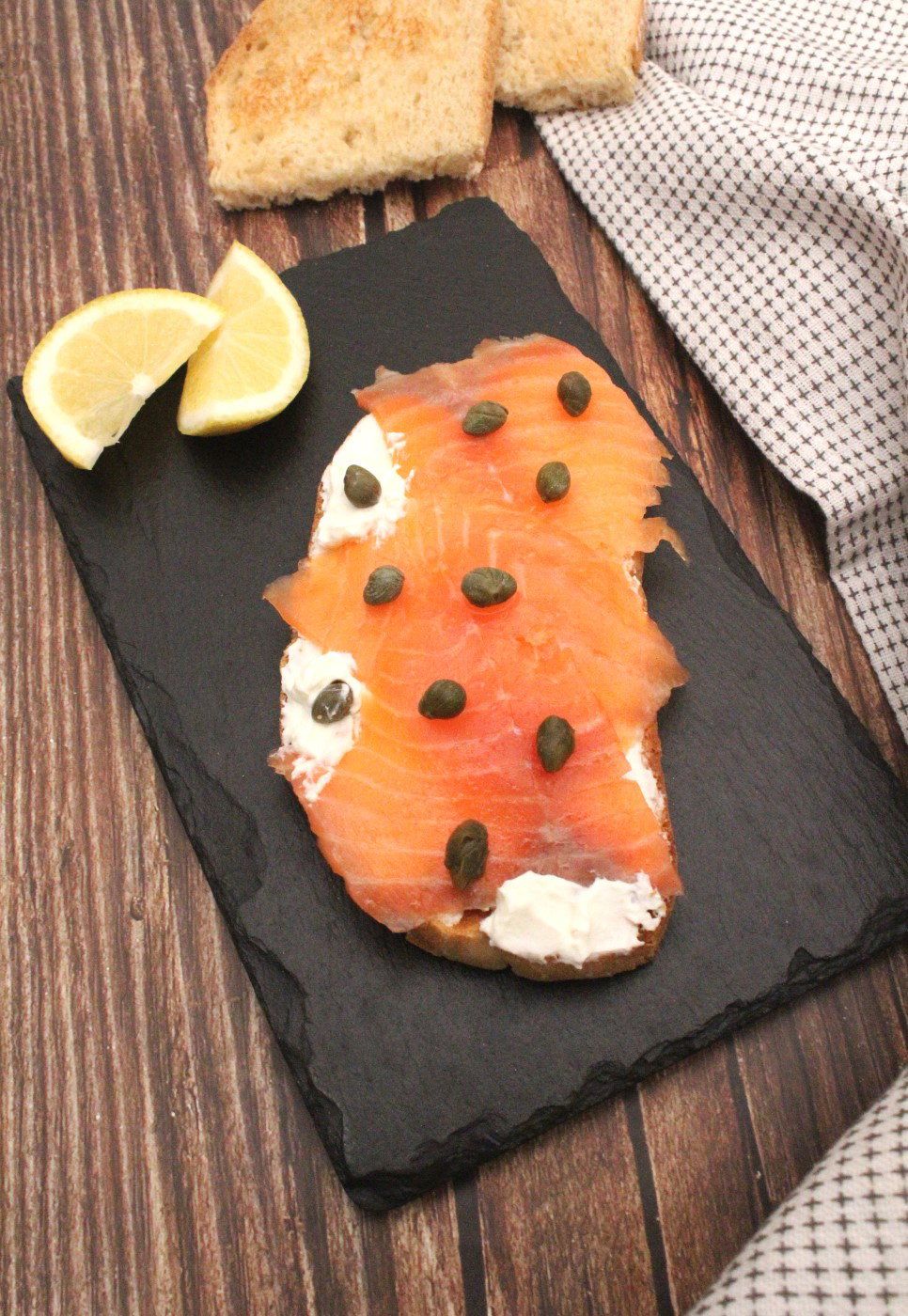 Tosta de salmón ahumado y queso crema