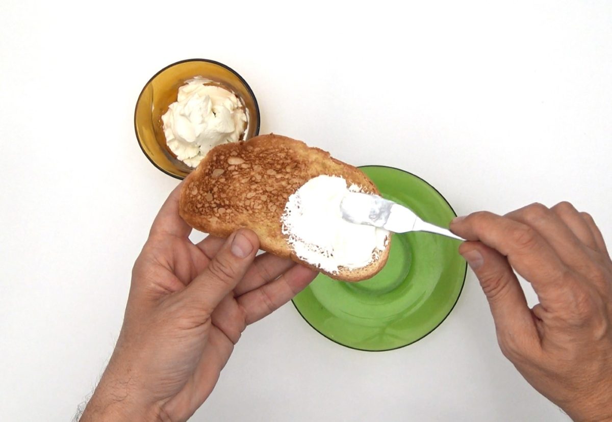 Tosta de salmón ahumado y queso crema