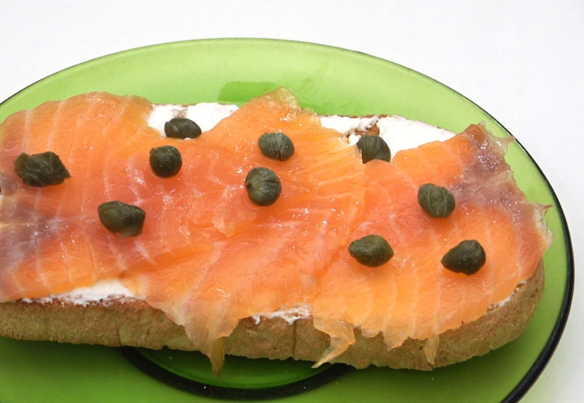 Tosta de salmón ahumado y queso crema