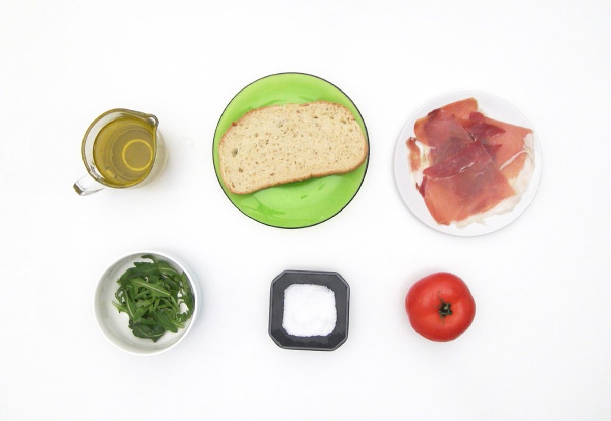 Tosta de jamón serrano, tomate y rúcula. Todo un clásico