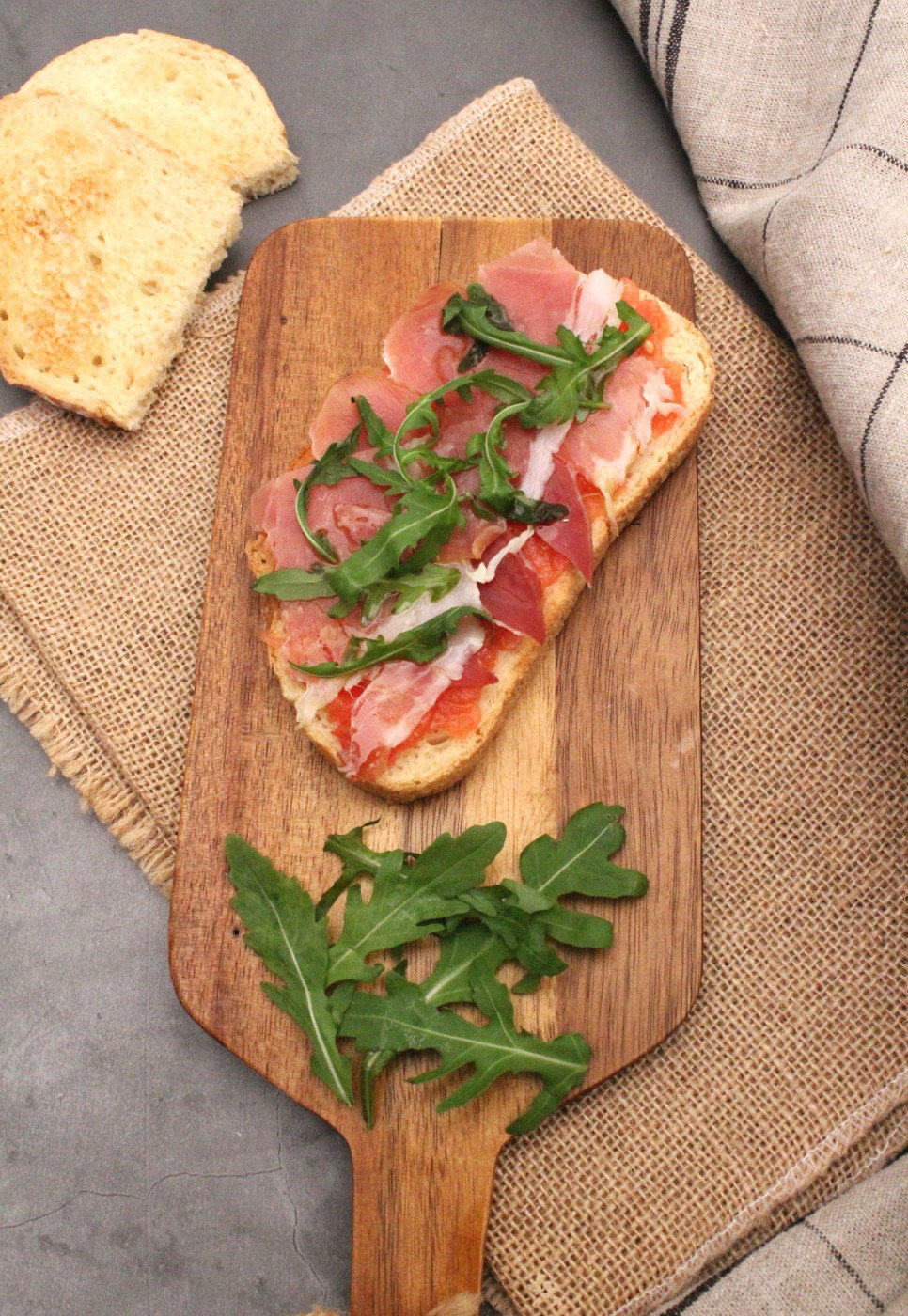 Tosta de jamón serrano, tomate y rúcula. Todo un clásico