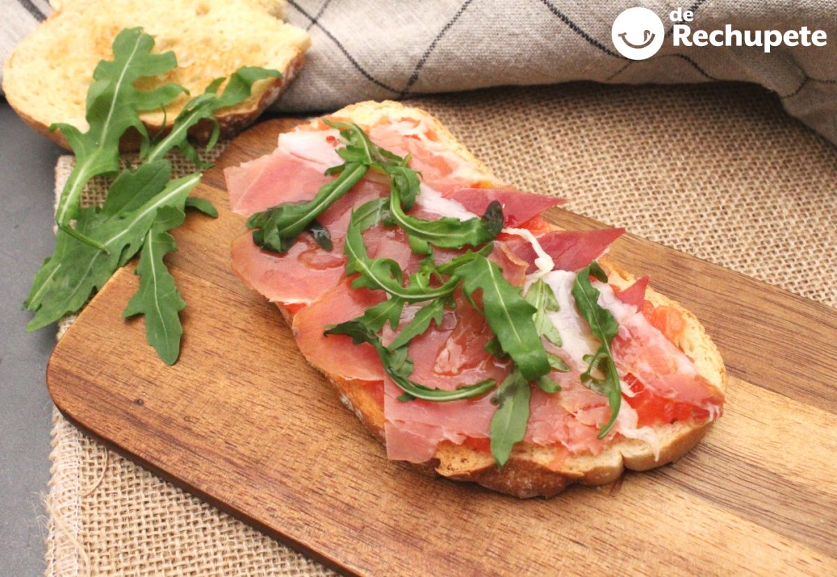 Tosta de jamón serrano, tomate y rúcula. Todo un clásico