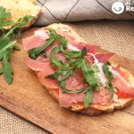 Tosta de jamón serrano, tomate y rúcula. Todo un clásico