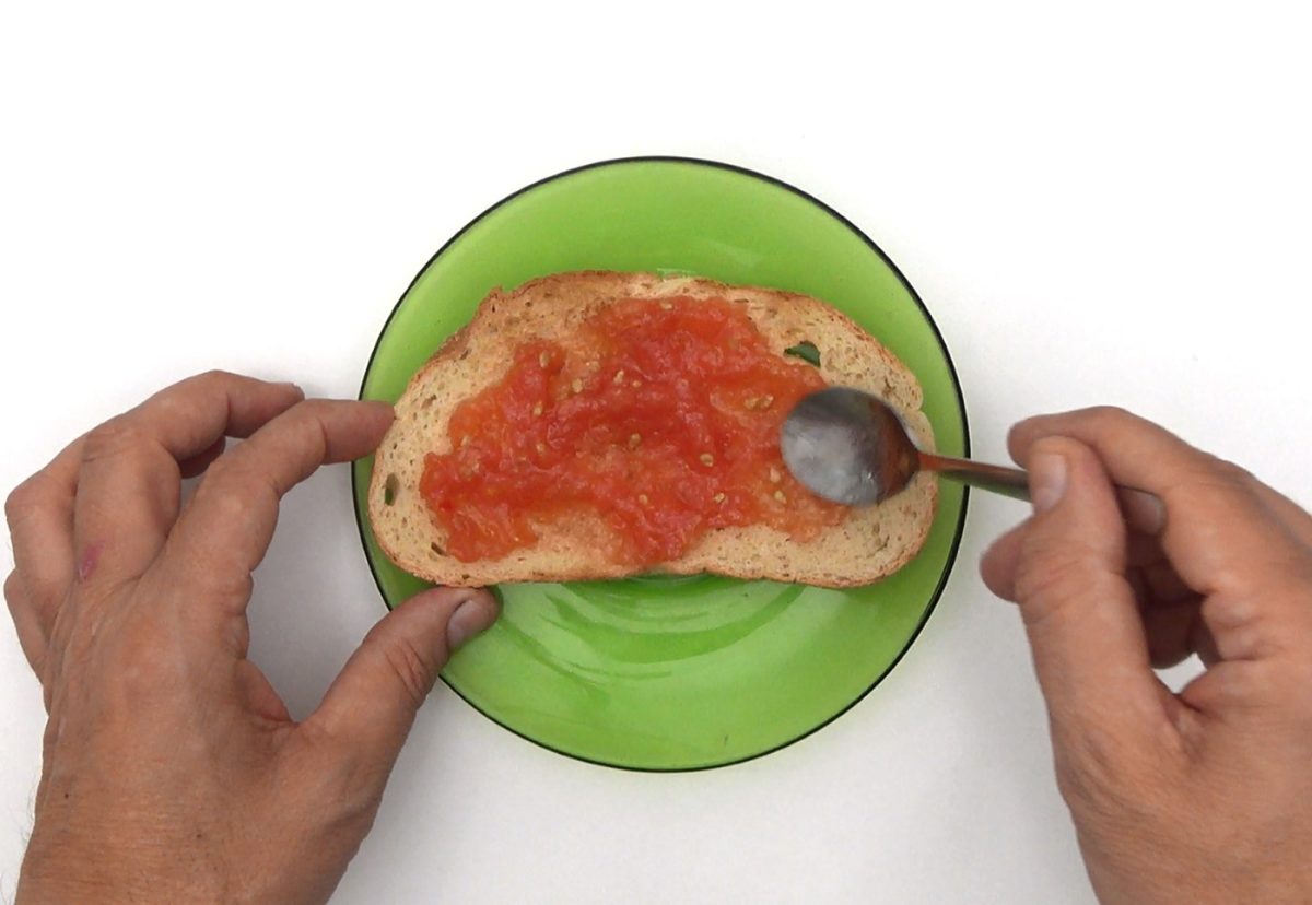 Tosta de jamón serrano, tomate y rúcula. Todo un clásico