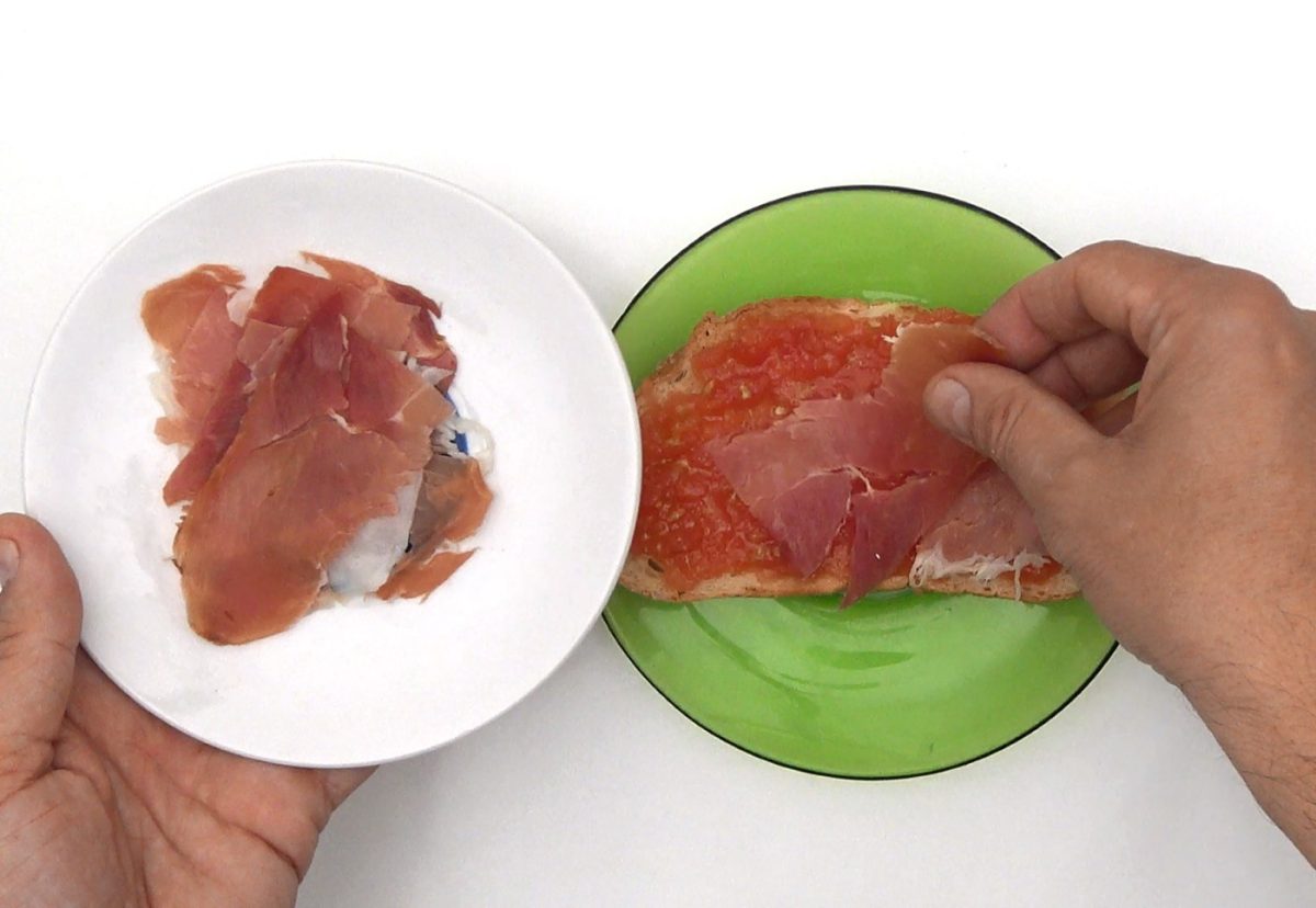 Tosta de jamón serrano, tomate y rúcula. Todo un clásico