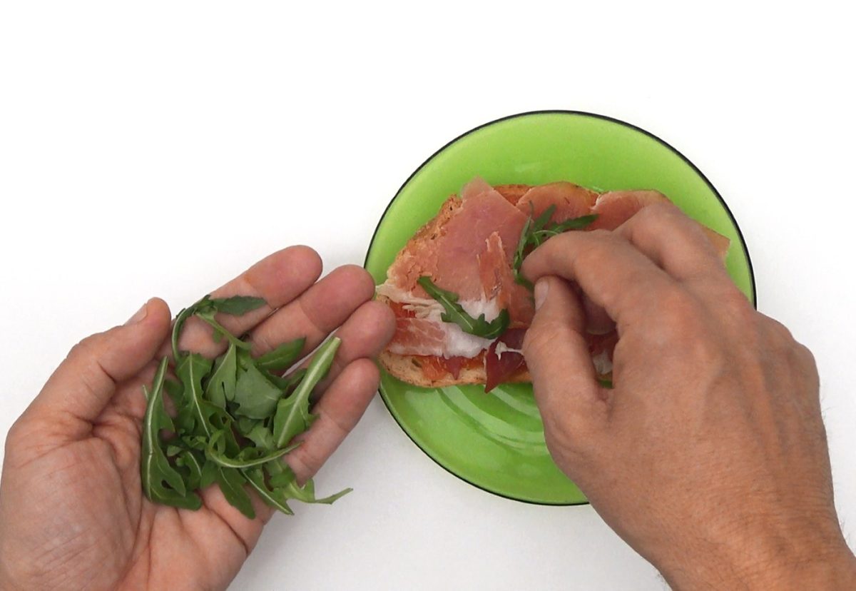 Tosta de jamón serrano, tomate y rúcula. Todo un clásico