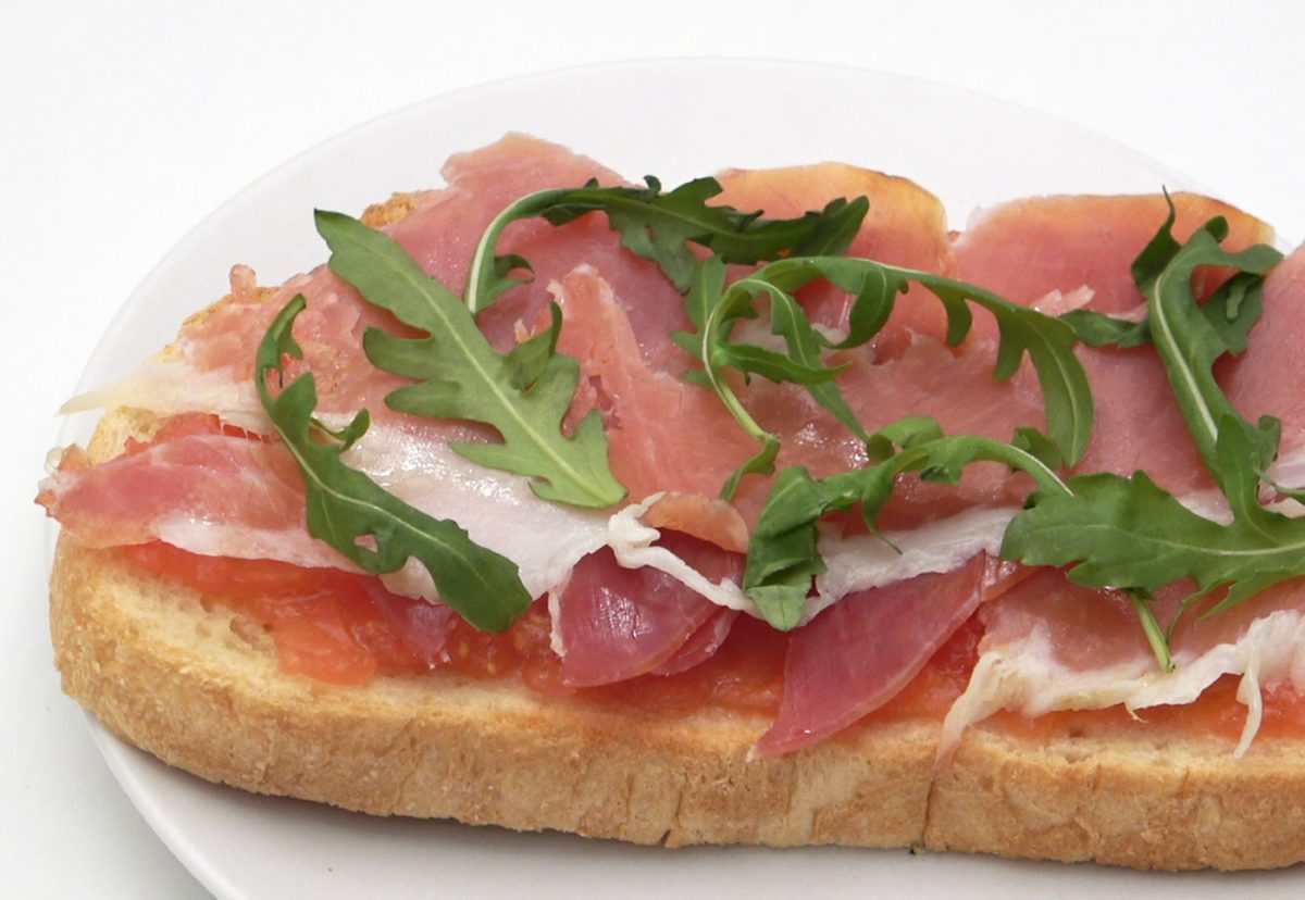 Tosta de jamón serrano, tomate y rúcula. Todo un clásico