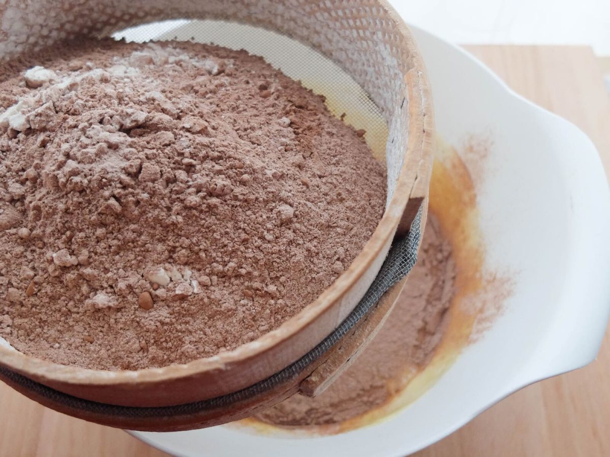 bizcocho de chocolate esponjoso paso 10