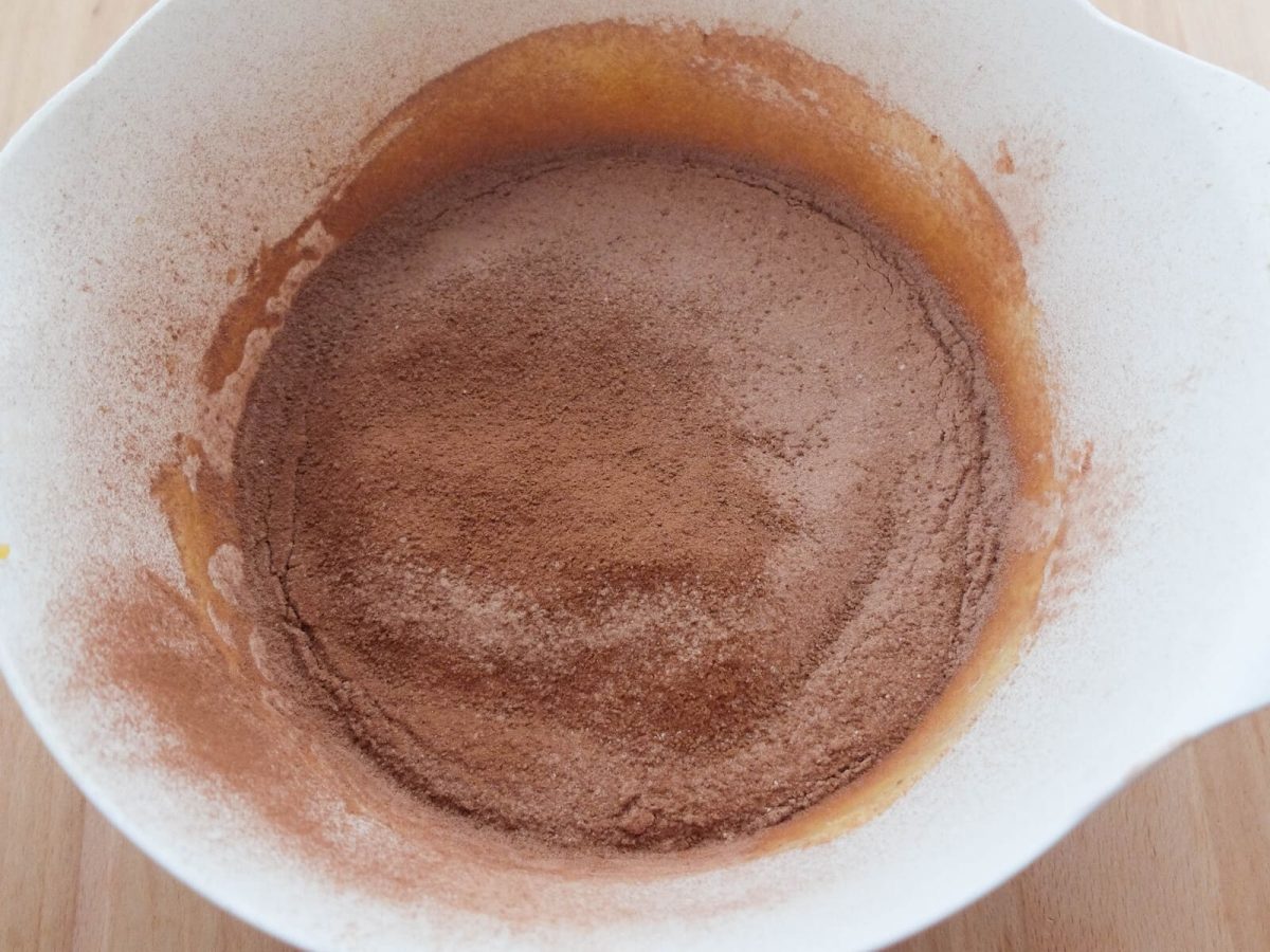 bizcocho de chocolate esponjoso paso 11