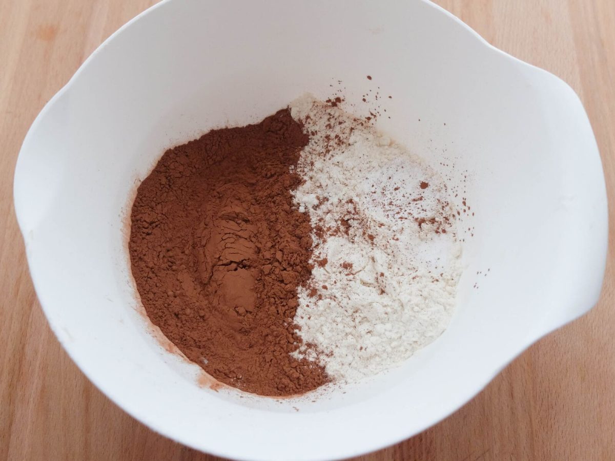 bizcocho de chocolate esponjoso paso 8