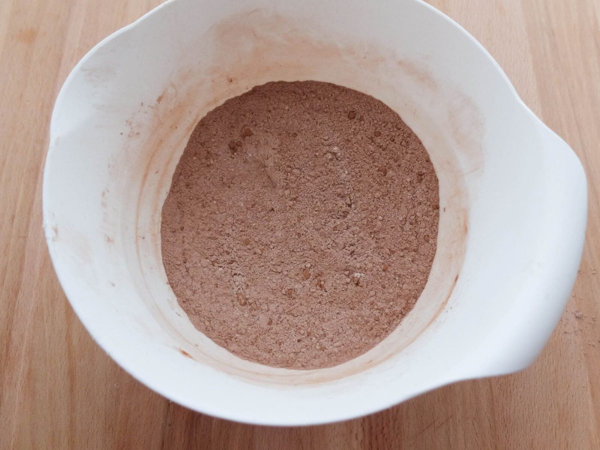 bizcocho de chocolate esponjoso paso 9