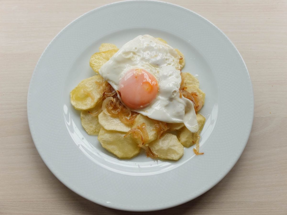 huevos rotos con chistorra paso 12