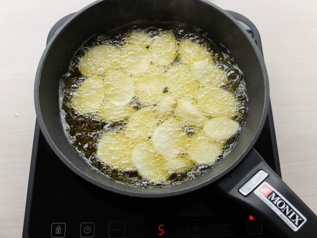 huevos rotos con chistorra paso 3