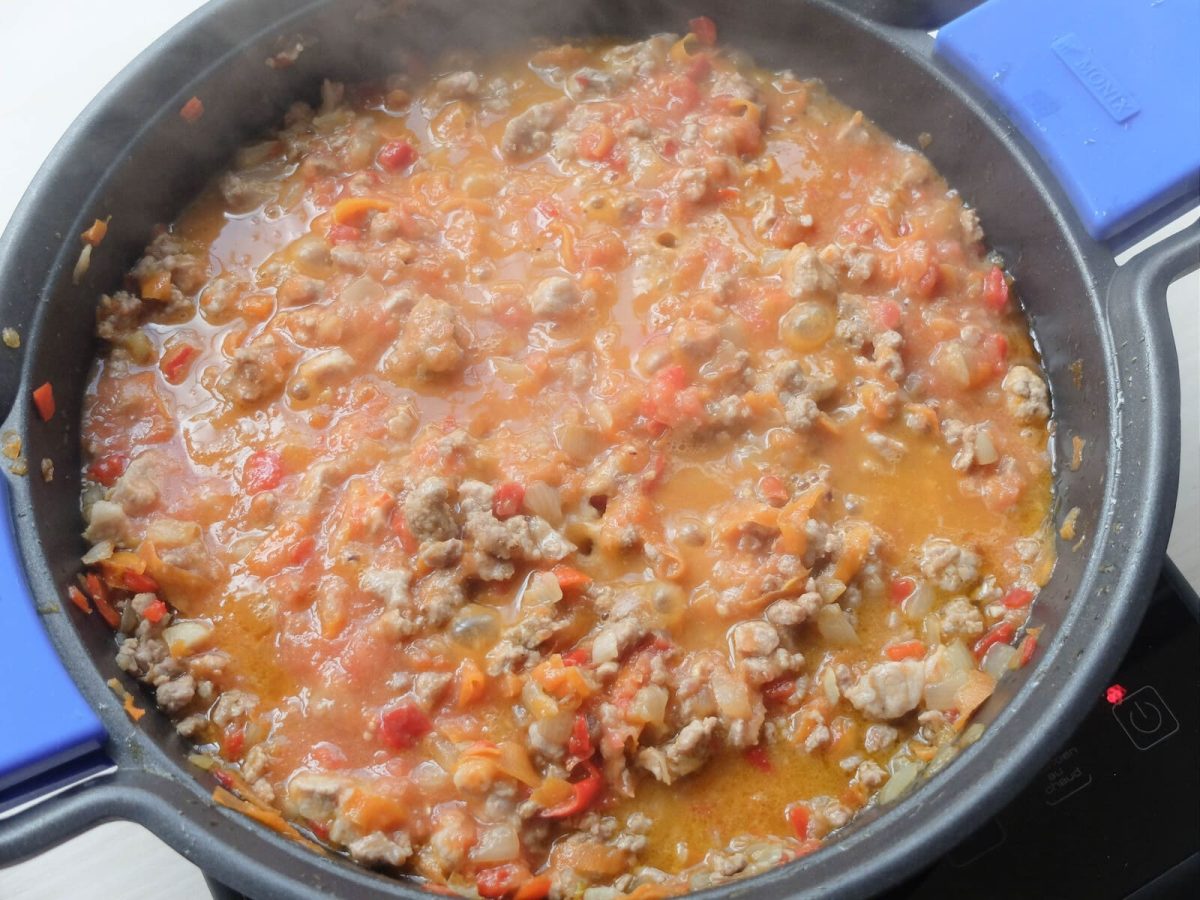 Receta de lasaña: añadir el tomate