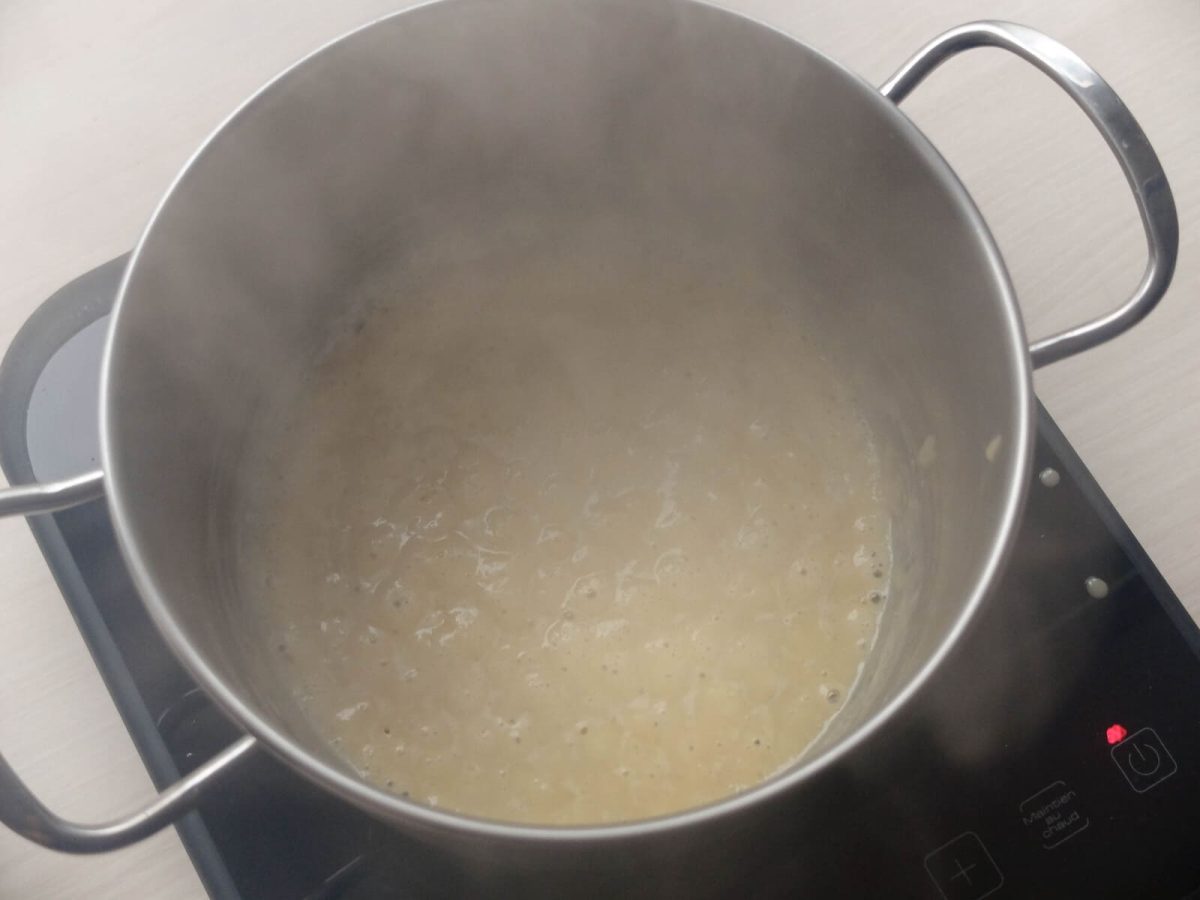 Receta de lasaña: añadir leche y dejar espesar al fuego