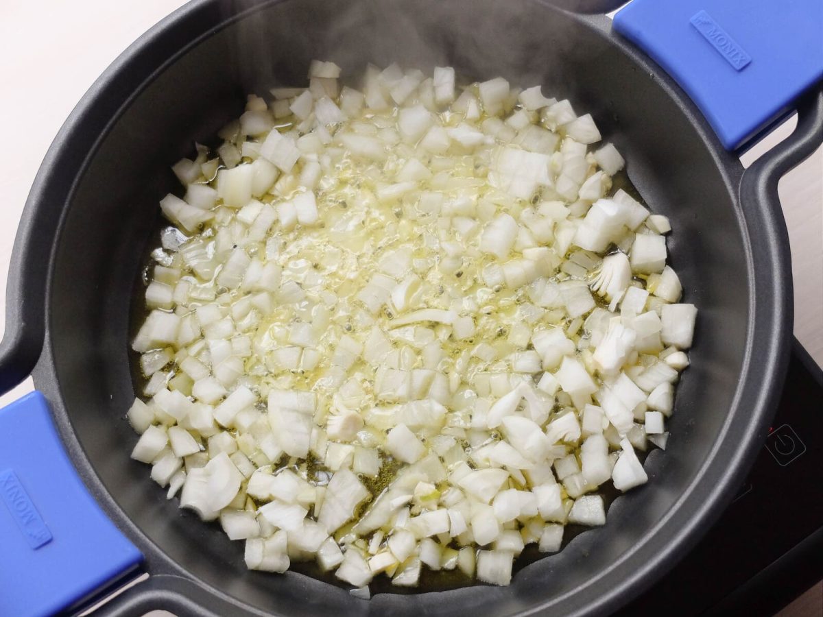 Receta de lasaña: sofreir la cebolla