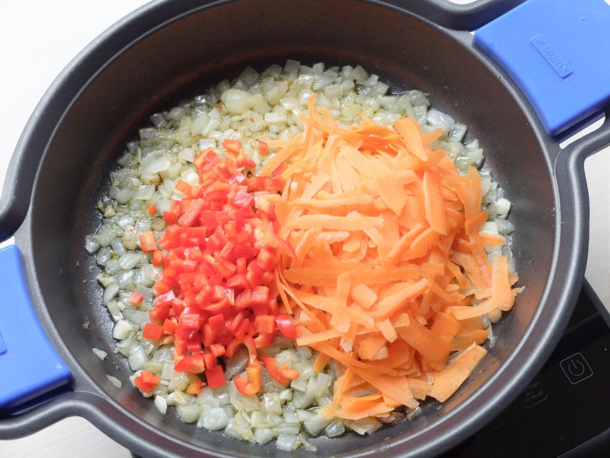 Receta de lasaña: sofreir las verduras