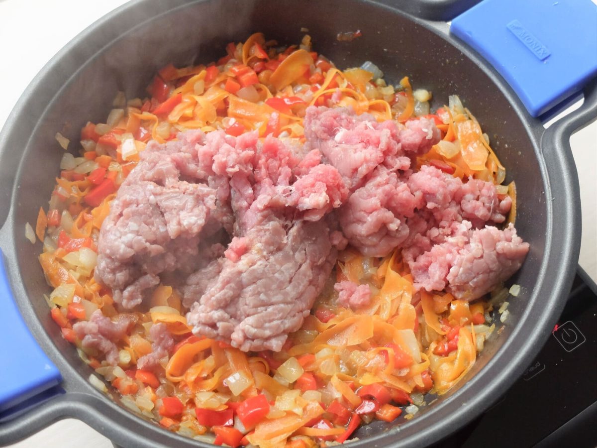 Receta de lasaña: añadir la carne picada