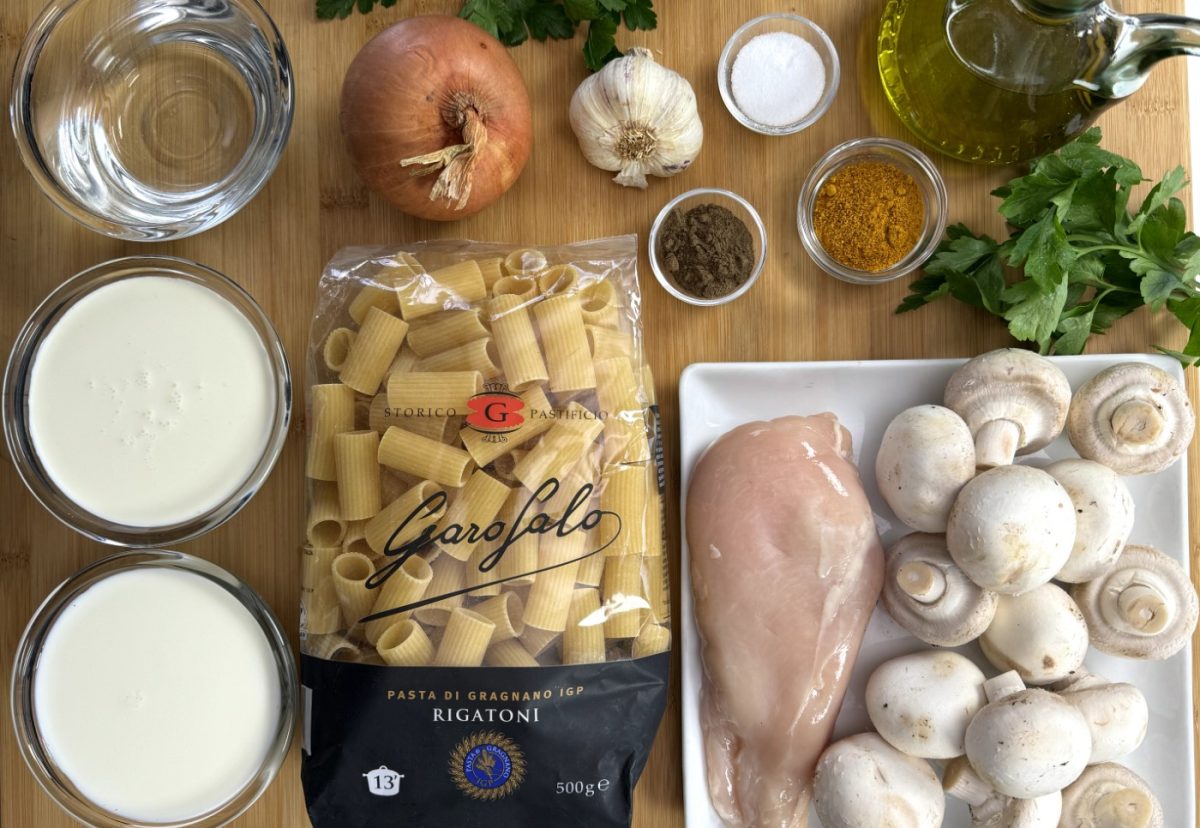 Pasta rigatoni cremosa con pollo y champiñones