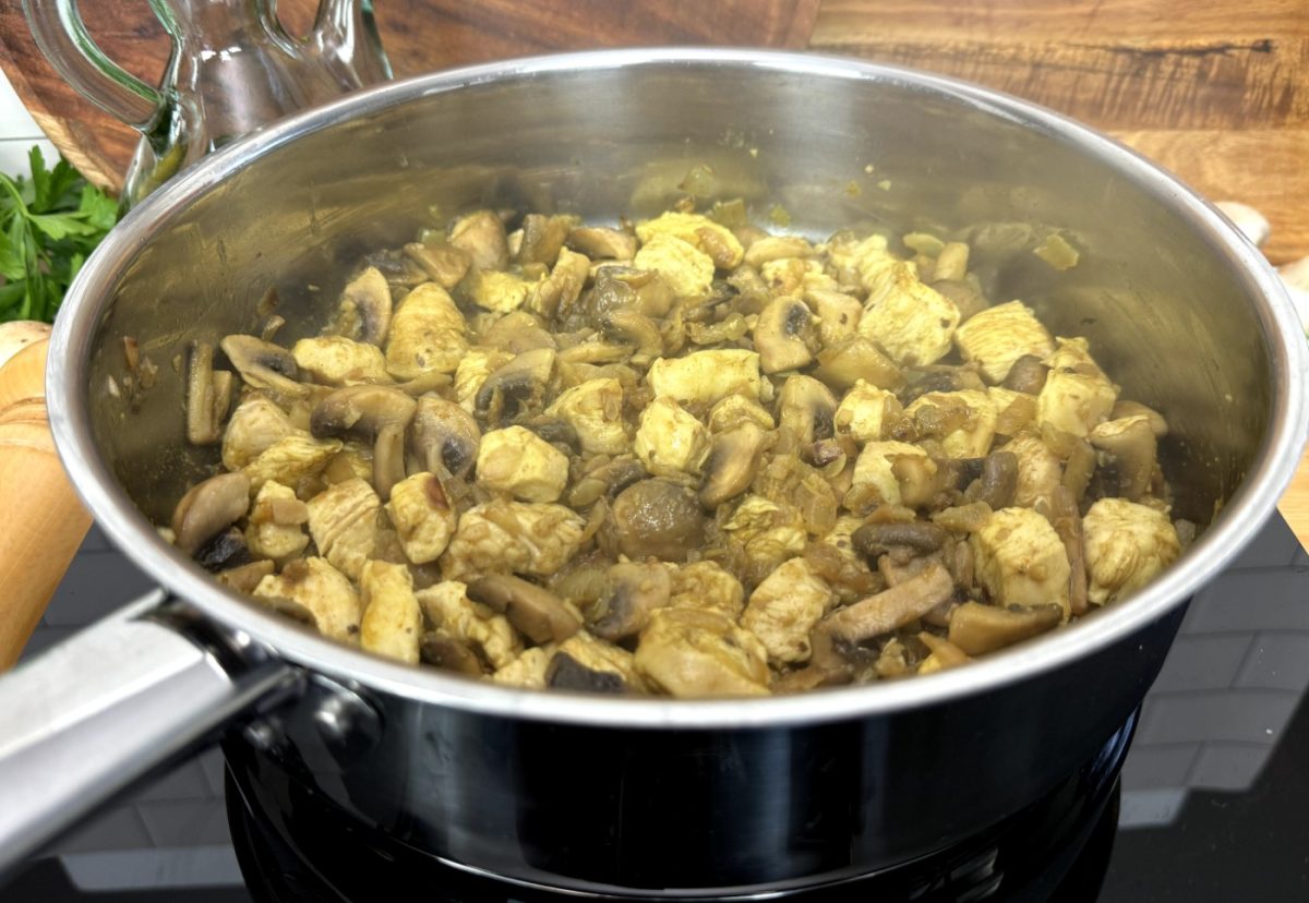 Pasta rigatoni cremosa con pollo y champiñones
