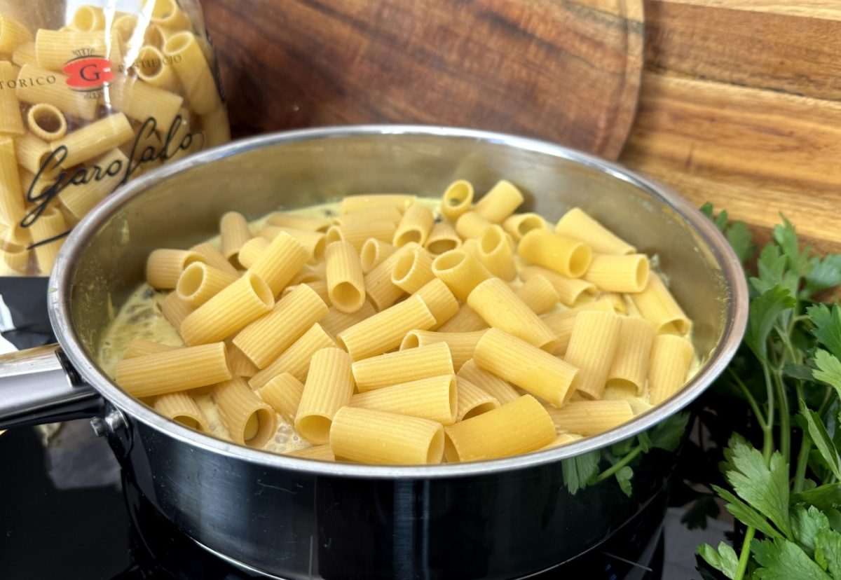 Pasta rigatoni cremosa con pollo y champiñones