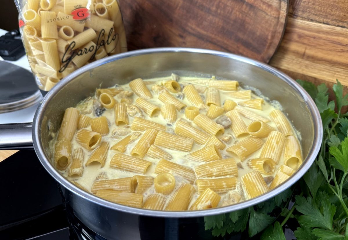 Pasta rigatoni cremosa con pollo y champiñones