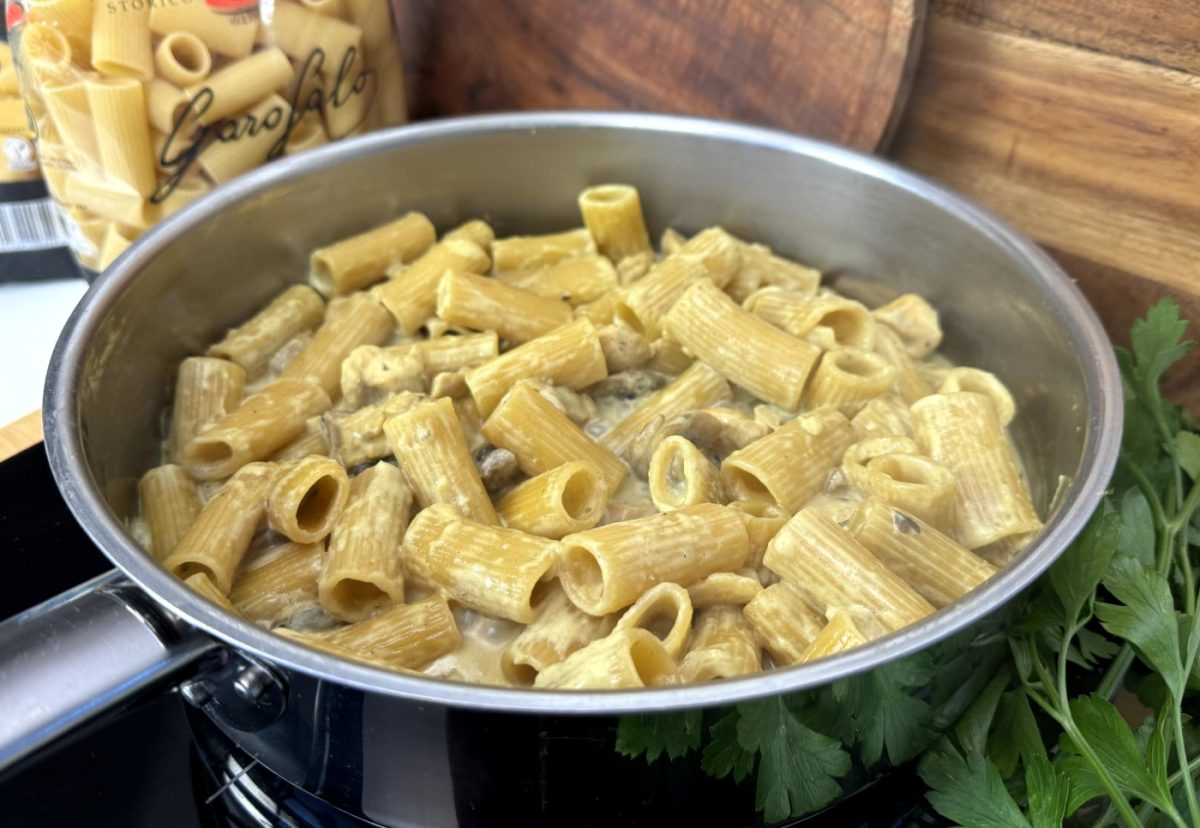 Pasta rigatoni cremosa con pollo y champiñones