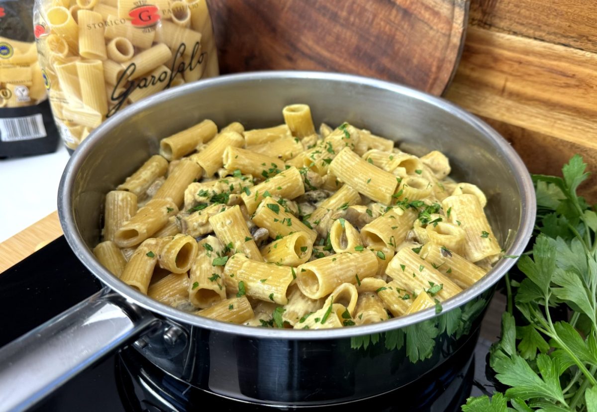 Pasta rigatoni cremosa con pollo y champiñones