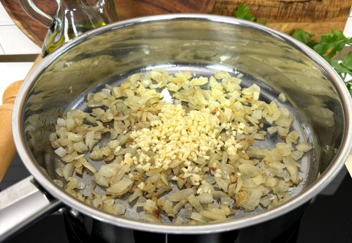 Pasta rigatoni cremosa con pollo y champiñones