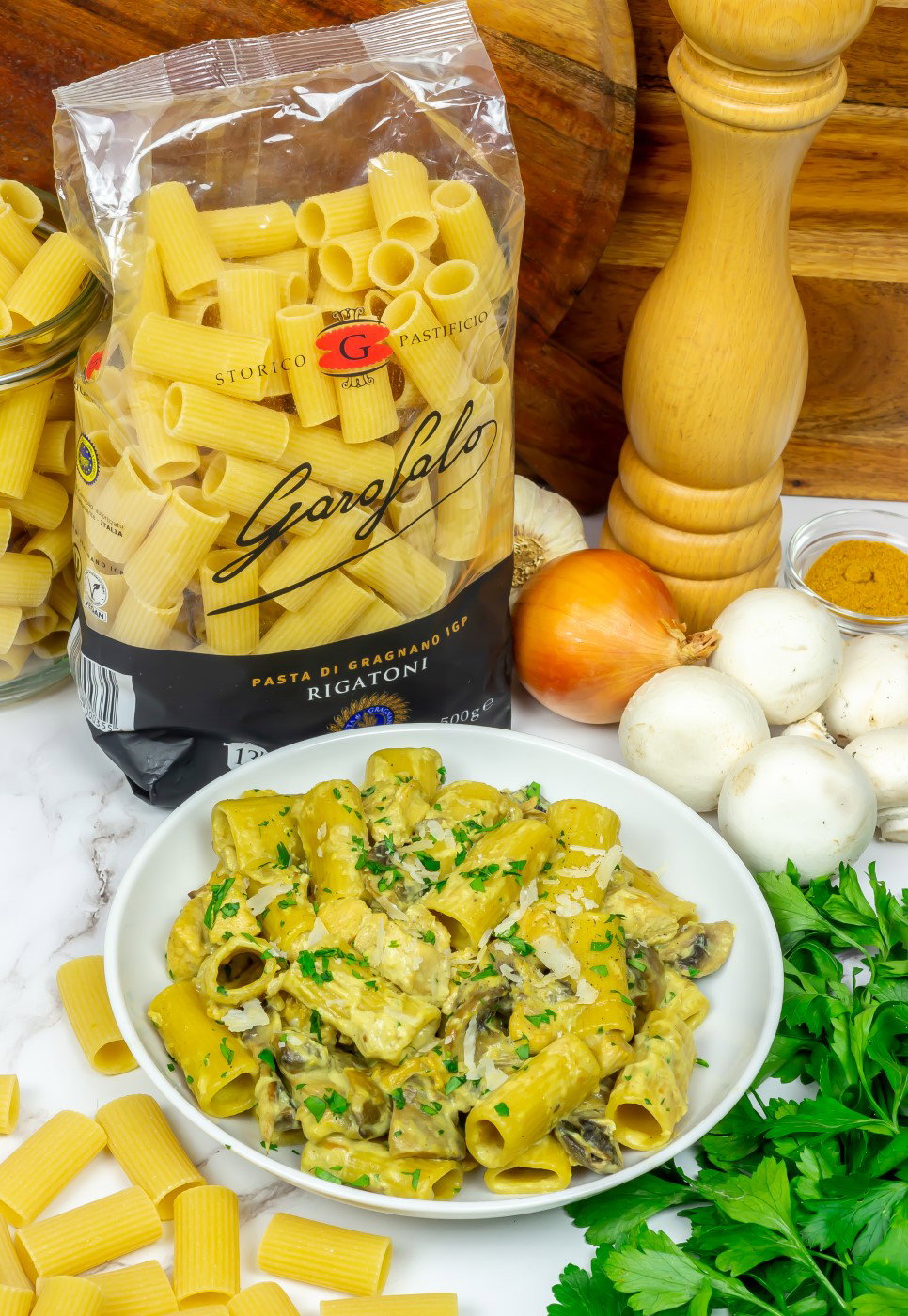 Pasta rigatoni cremosa con pollo y champiñones