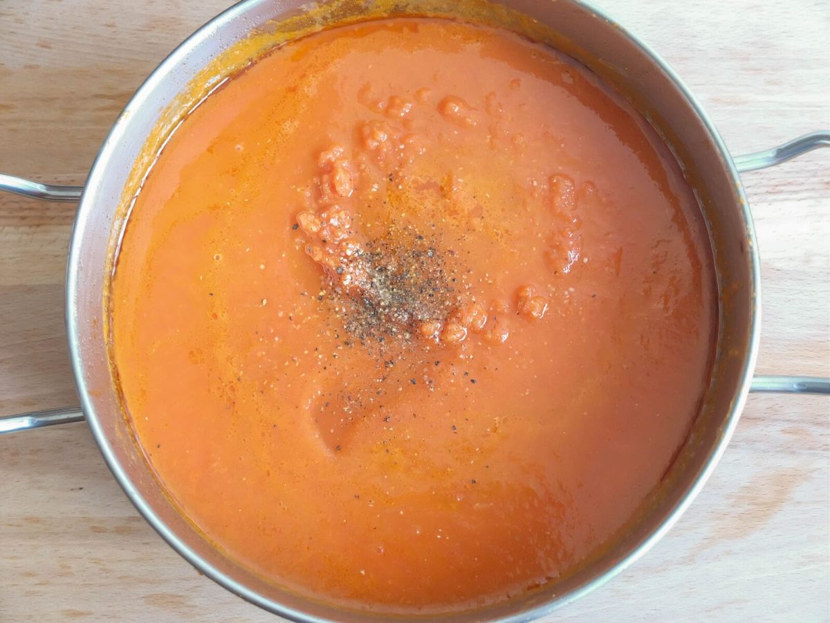 Receta de tomate frito casero: añadir especias y reducir