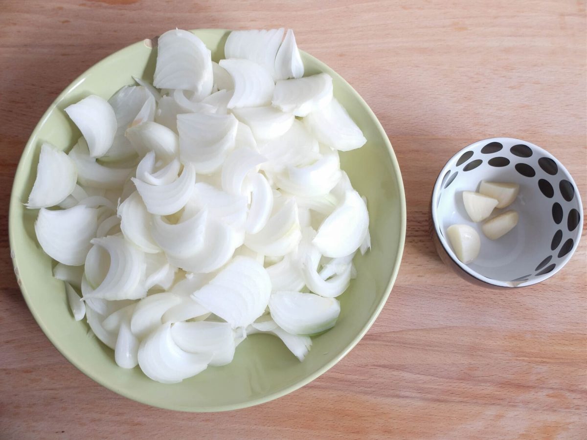 Receta de tomate frito casero: Cebolla cortada