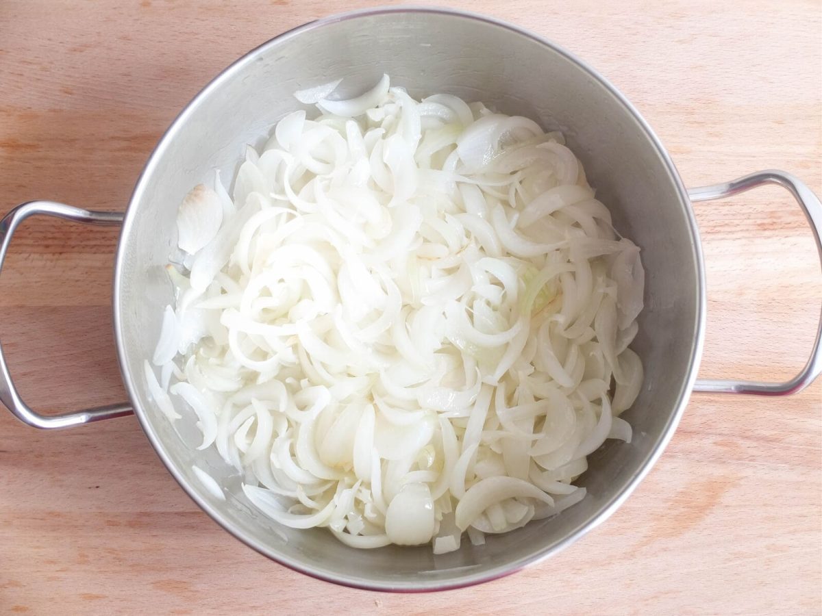Receta de tomate frito casero: Cebolla cortada y ajo